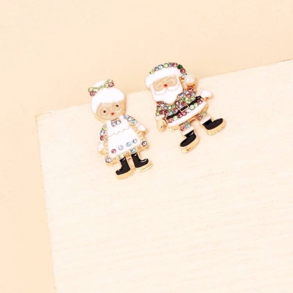 Jewelry - 🚨Santa and Mrs. Clause Mis-matched Earrings
